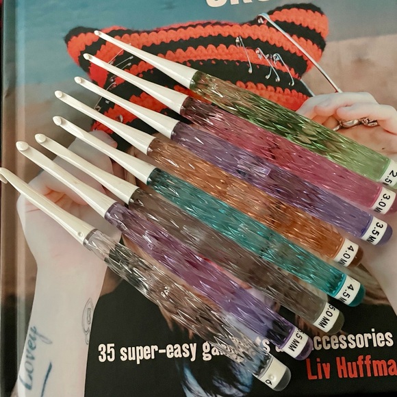 Colorful Crochet Hook Set 2.5mm-6mm (eight hook set) - Picture 4 of 4